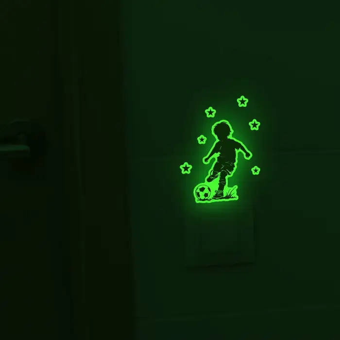 Autocollant mural lumineux en forme de garçon jouant au football