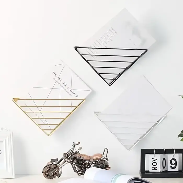 Étagère murale triangulaire en métal