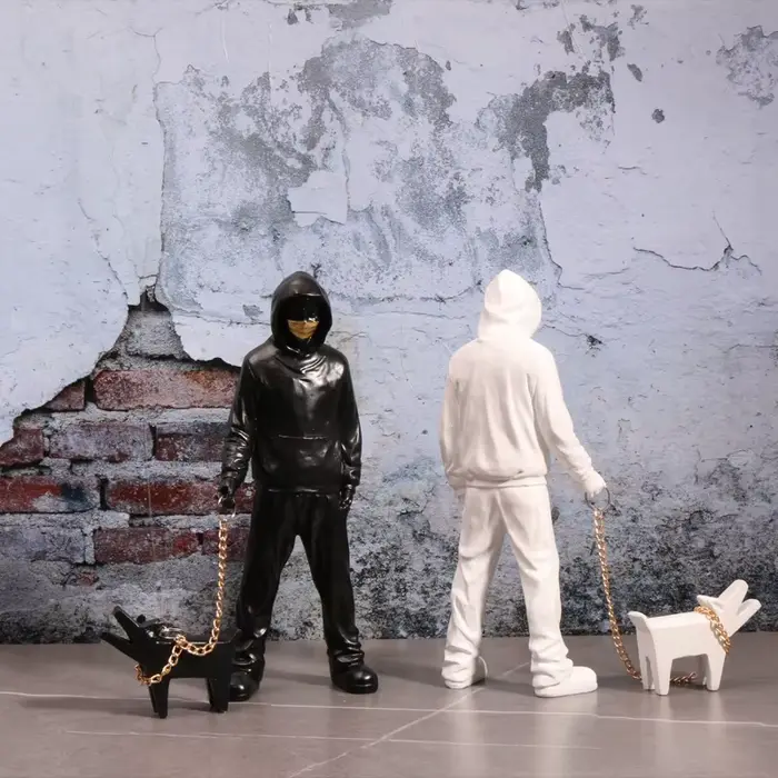 Banksy un homme tendance jouant avec des chiens, jouets de mode blancs, sculptures artistiques et or