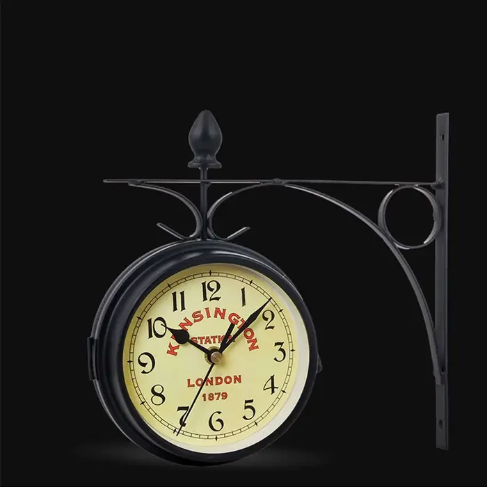 Horloge murale double face en métal