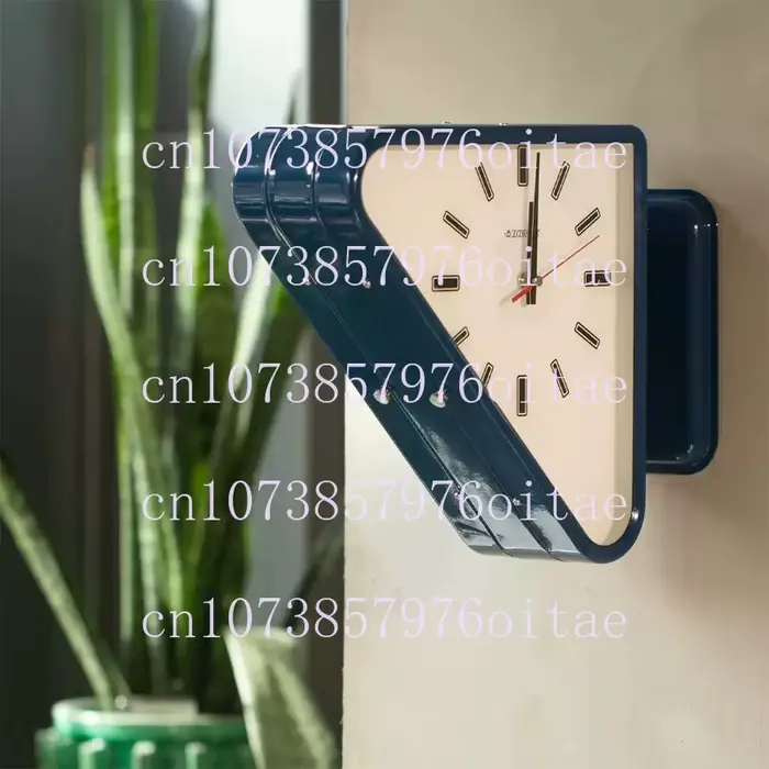 Horloge murale triangulaire double face en métal