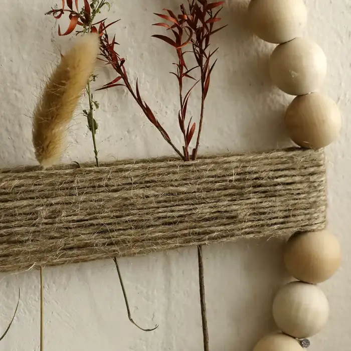 Couronne de porte en perles de bois