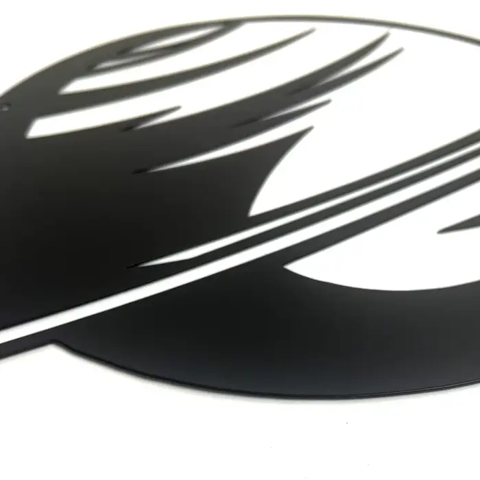 Silhouette de planète noire en métal pour décoration murale