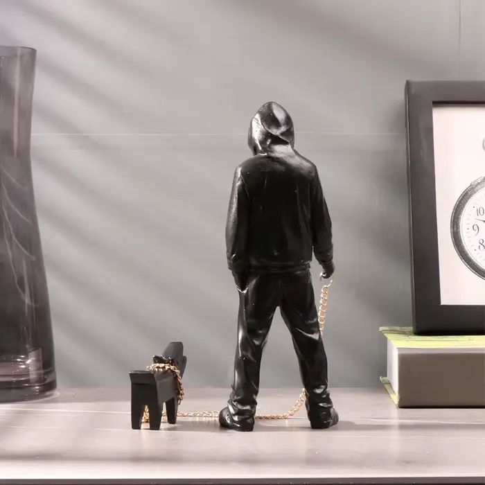 Banksy un homme tendance jouant avec des chiens, jouets de mode blancs, sculptures artistiques et or