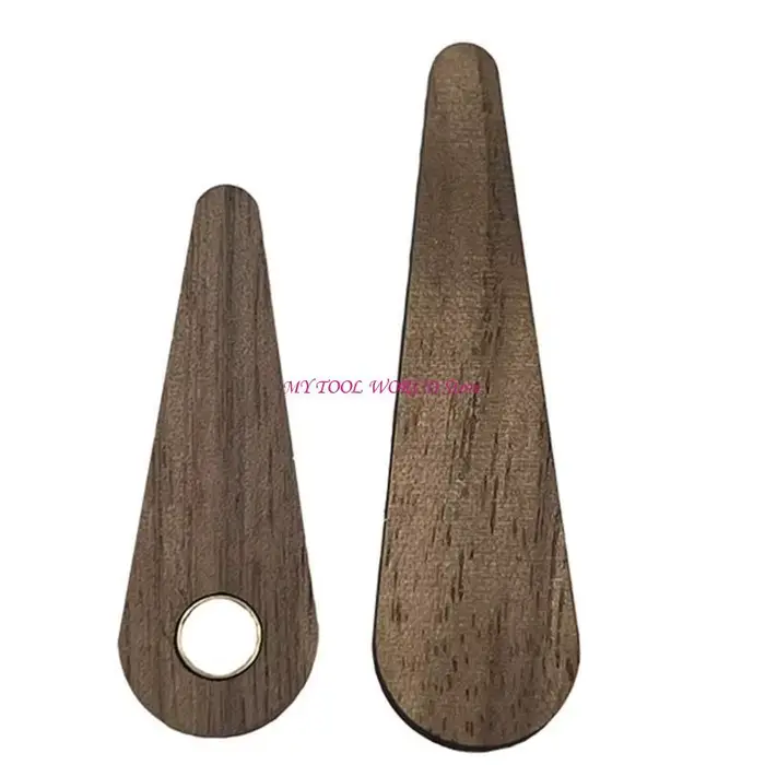 Réparation mécanismes mouvement l'horloge murale avec les mains du bois pour les décors maison faisant A2BB