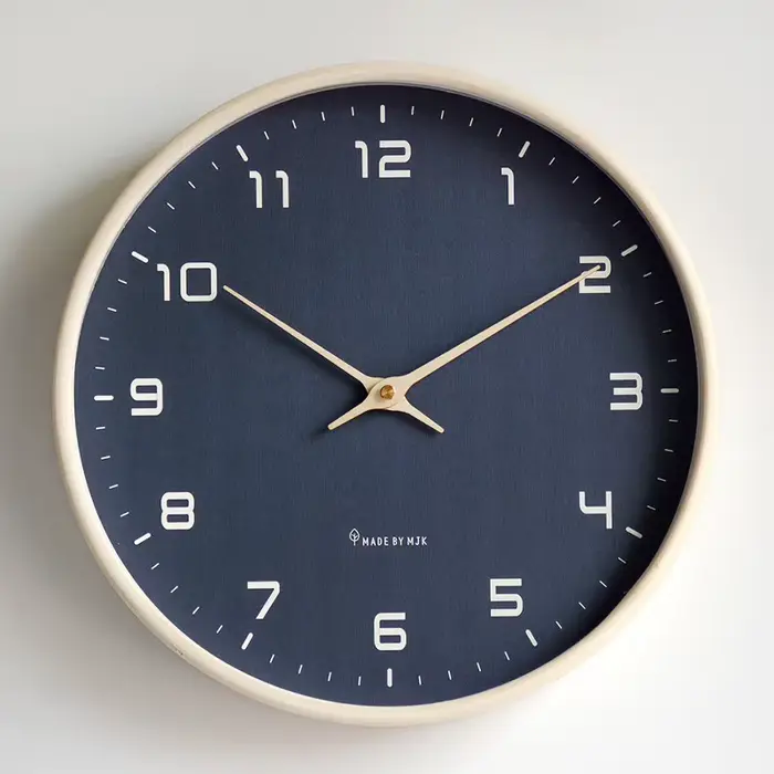 Horloge murale simple nordique en bois massif