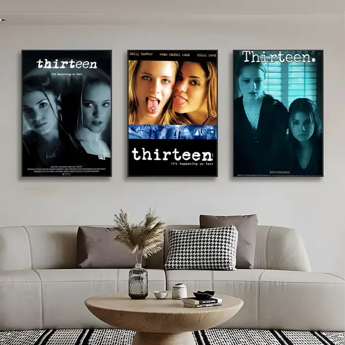 Treize affiches murales imprimées