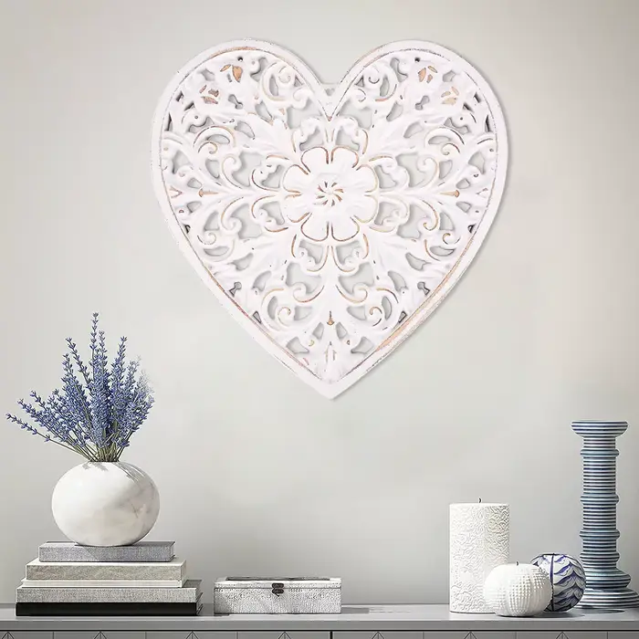 Décor mural en bois sculpté creux