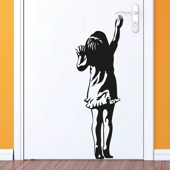 Banksy petite fille porte autocollant décalcomanie fille enfants chambre rue Art Graffiti vinyle déc