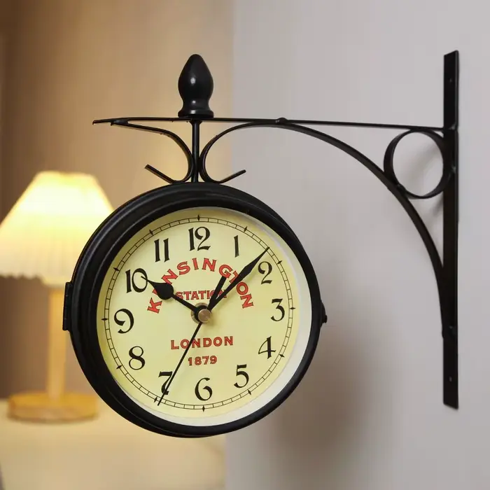 Horloge murale double face en métal