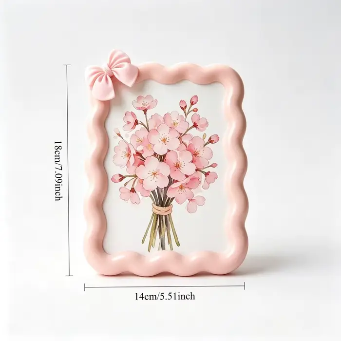 Cadre d'art décoratif à bord ondulé avec accent floral